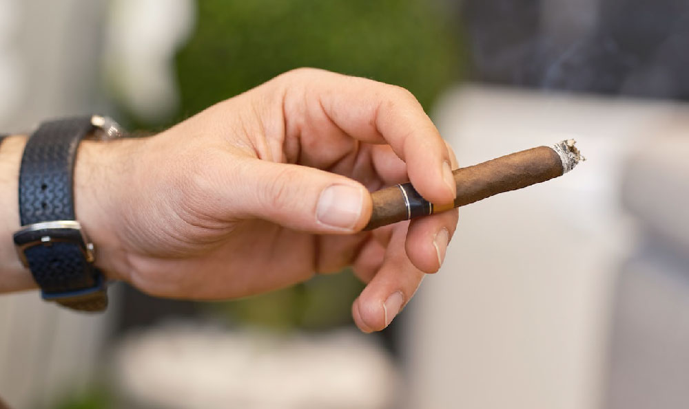 有钱人抽雪茄还是香烟_雪茄官网官方旗舰店