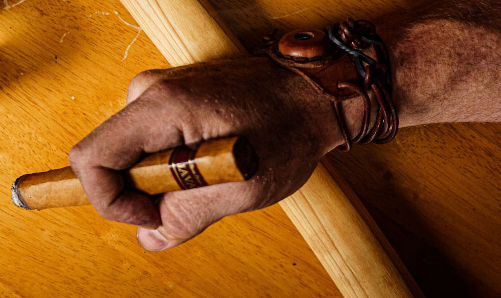 抽雪茄和抽烟有什么区别哪个好_雪茄 中国海关