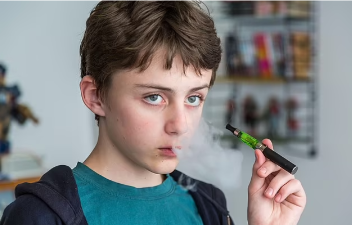 泰国专家警告：在家吸电子烟或触犯儿童保护法_香烟插