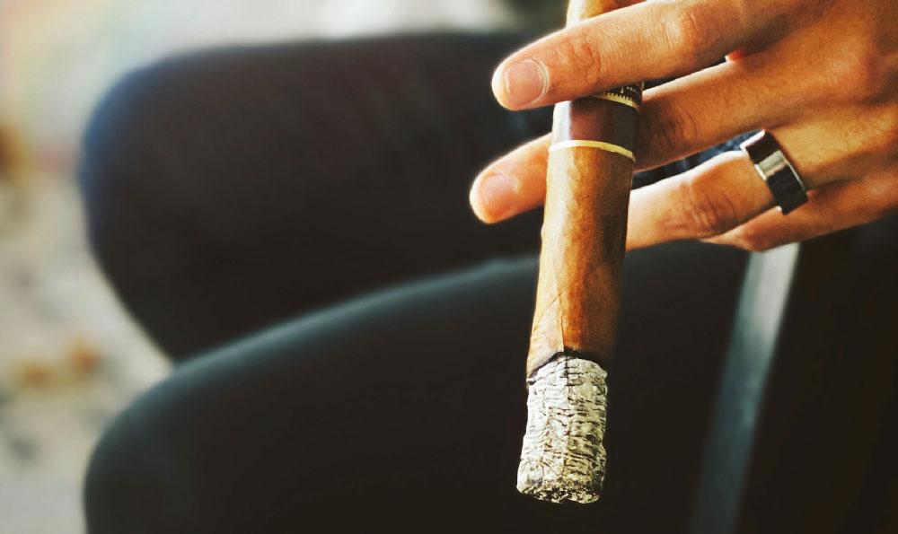 雪茄柜一直运行工作_moods红铁盒小雪茄多少钱